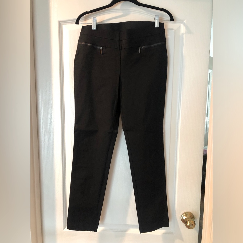 Candie’s size M black cropped ankle length slacks.